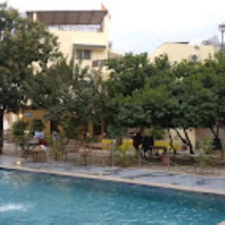 Hotel Saroj Sāgar Екстериор снимка