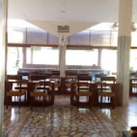 Hotel Saroj Sāgar Екстериор снимка
