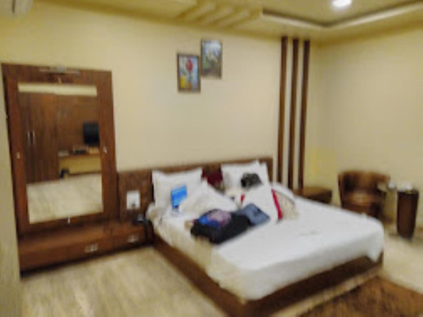 Hotel Saroj Sāgar Екстериор снимка