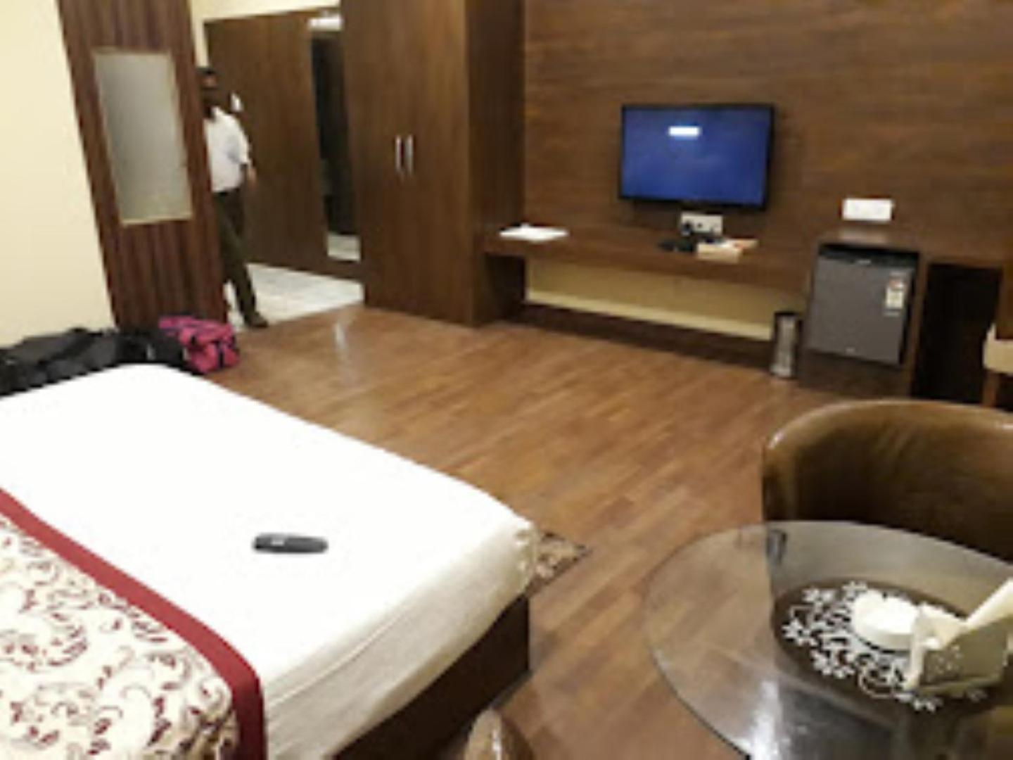 Hotel Saroj Sāgar Екстериор снимка