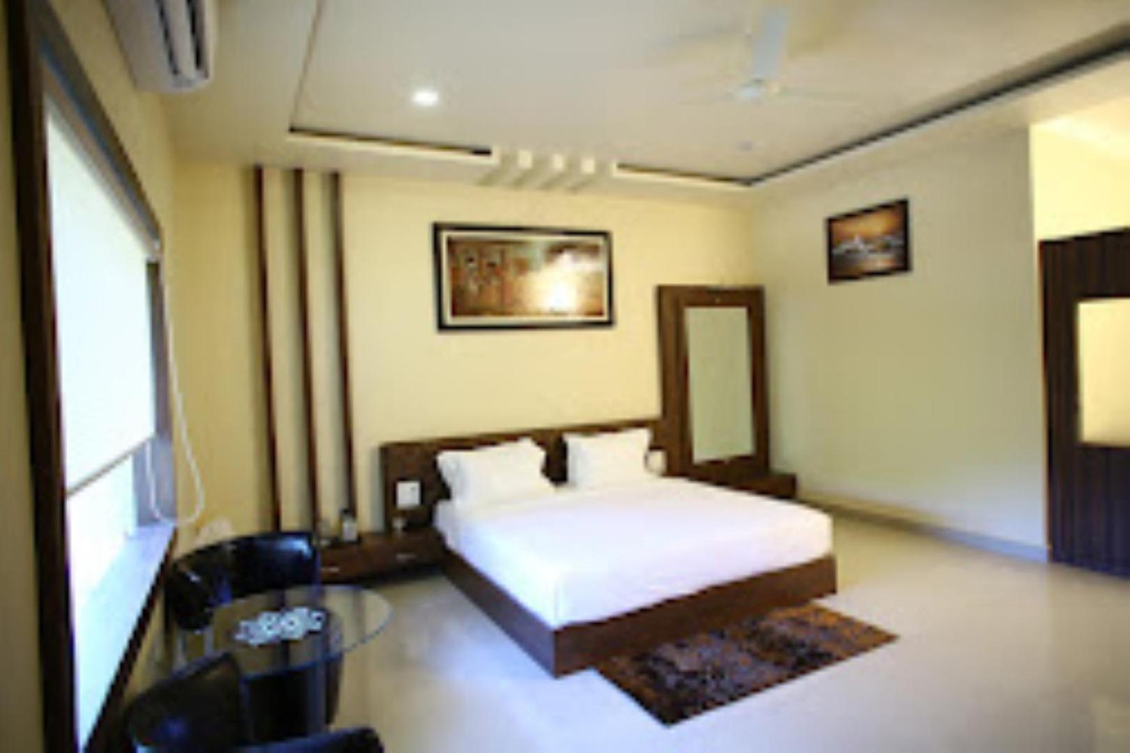 Hotel Saroj Sāgar Екстериор снимка
