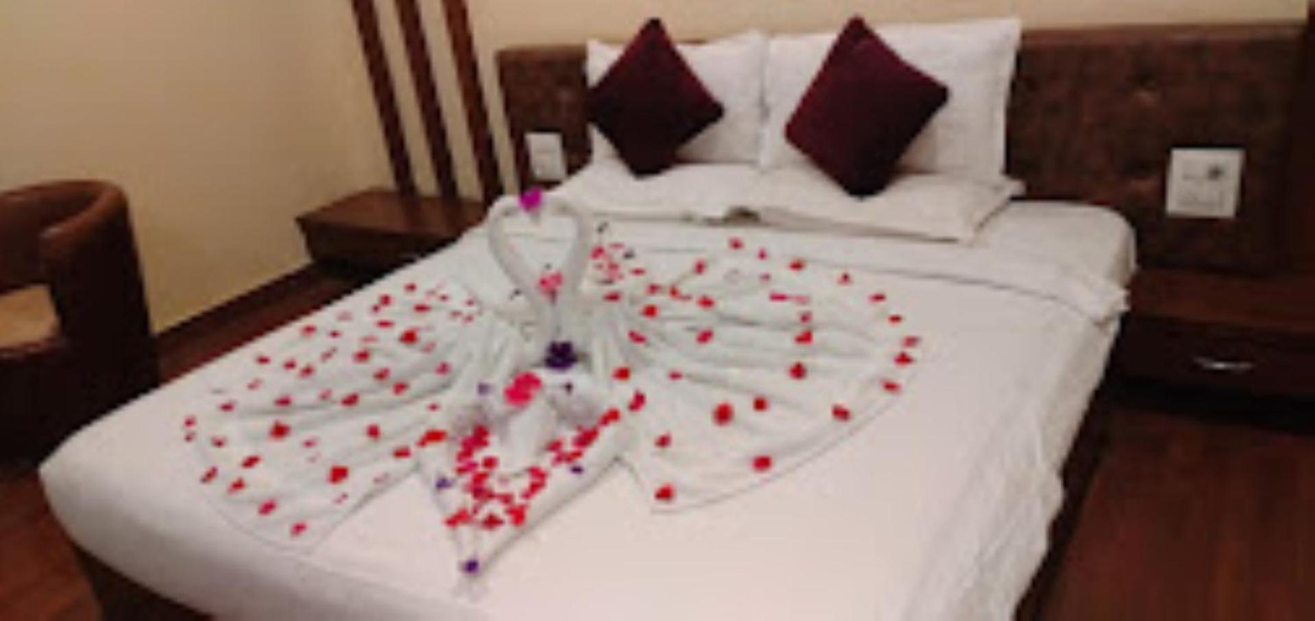 Hotel Saroj Sāgar Екстериор снимка