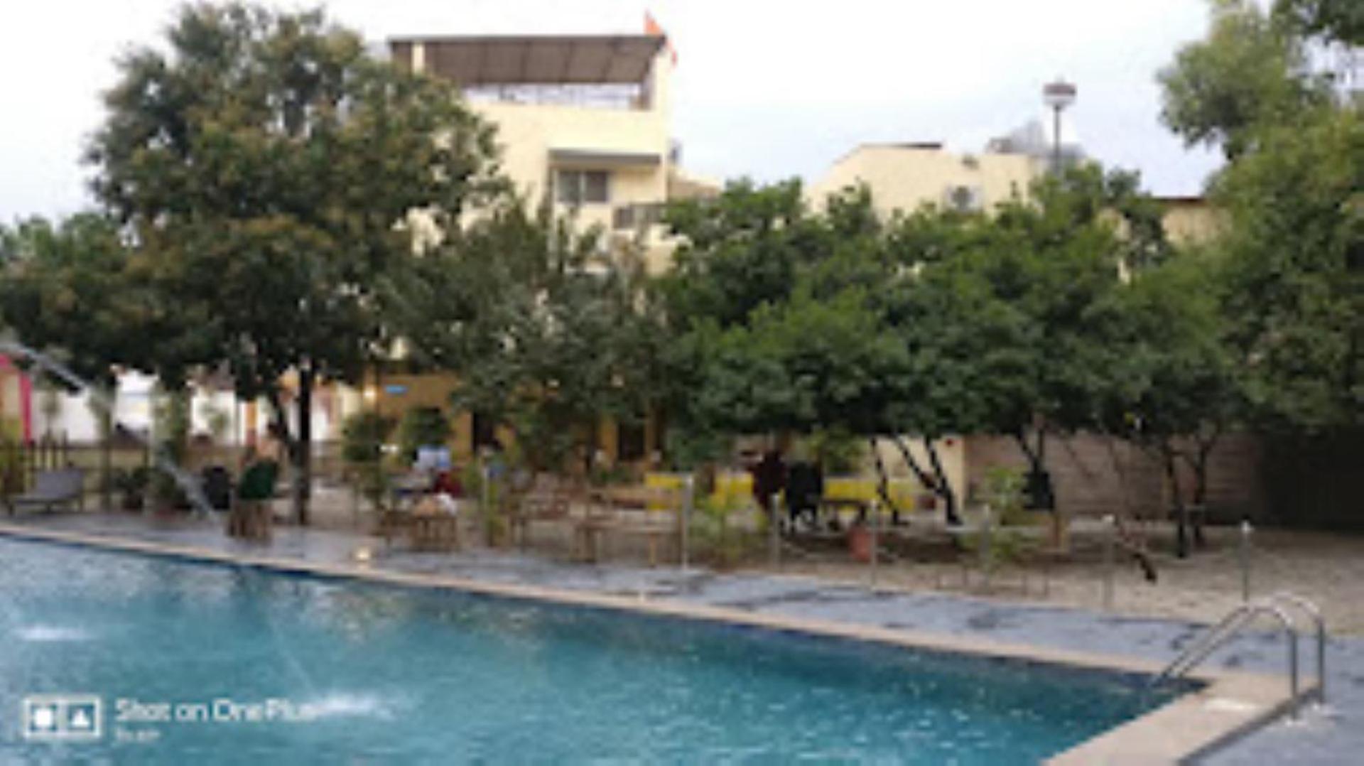Hotel Saroj Sāgar Екстериор снимка