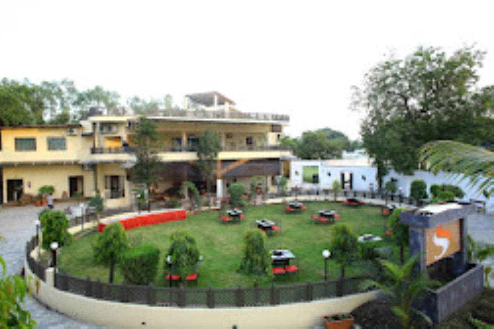 Hotel Saroj Sāgar Екстериор снимка