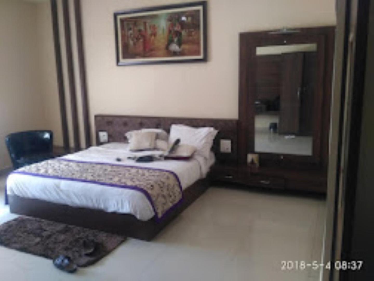 Hotel Saroj Sāgar Екстериор снимка