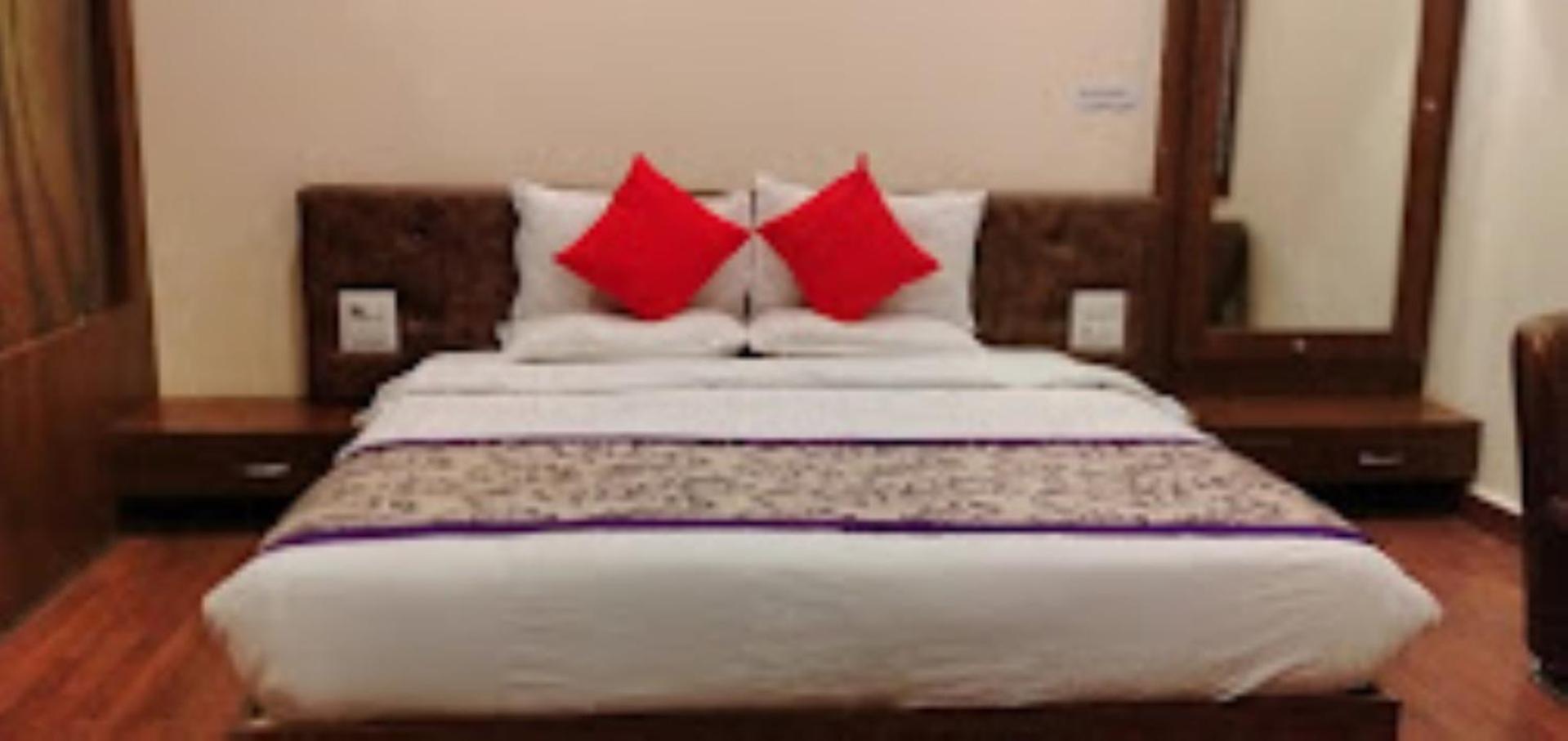 Hotel Saroj Sāgar Екстериор снимка