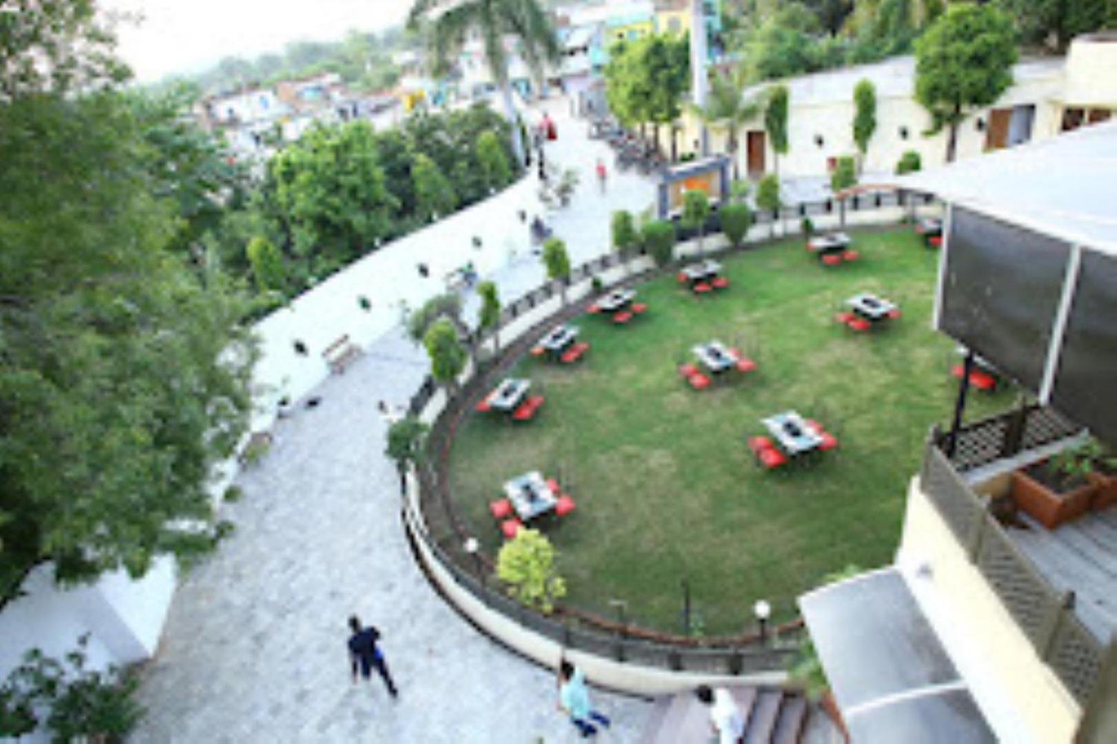 Hotel Saroj Sāgar Екстериор снимка