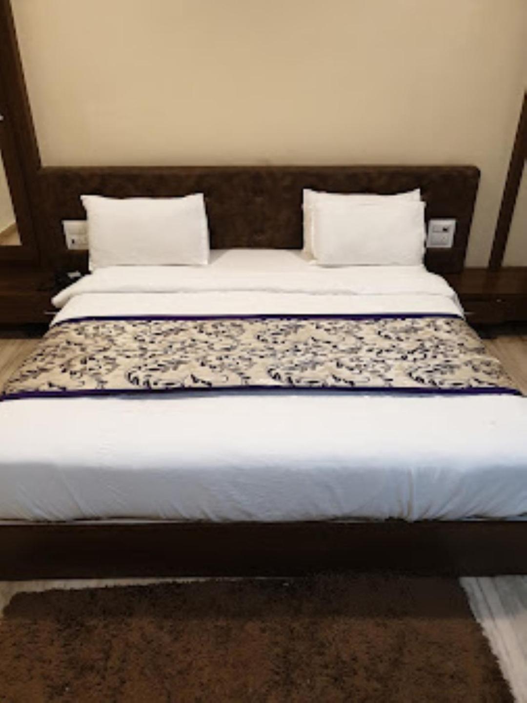 Hotel Saroj Sāgar Екстериор снимка